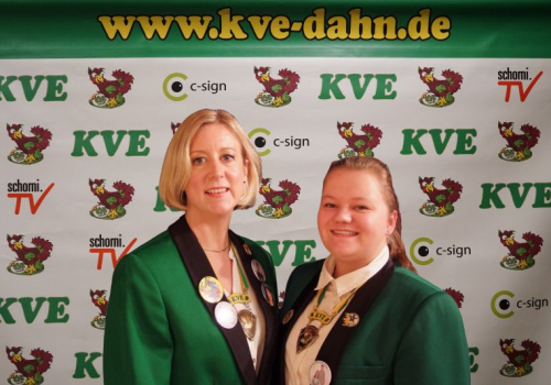 Unsere-Sitzungspraesidemntinnen-Stephanie-Burkhrad_Nele-Kuehner